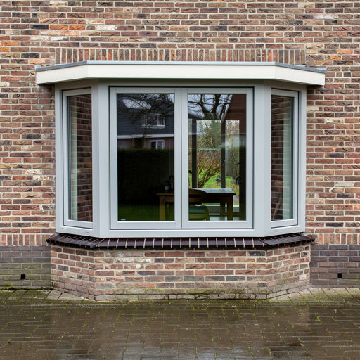 Antraciet kunststof kozijnen aan een gerenoveerde woning