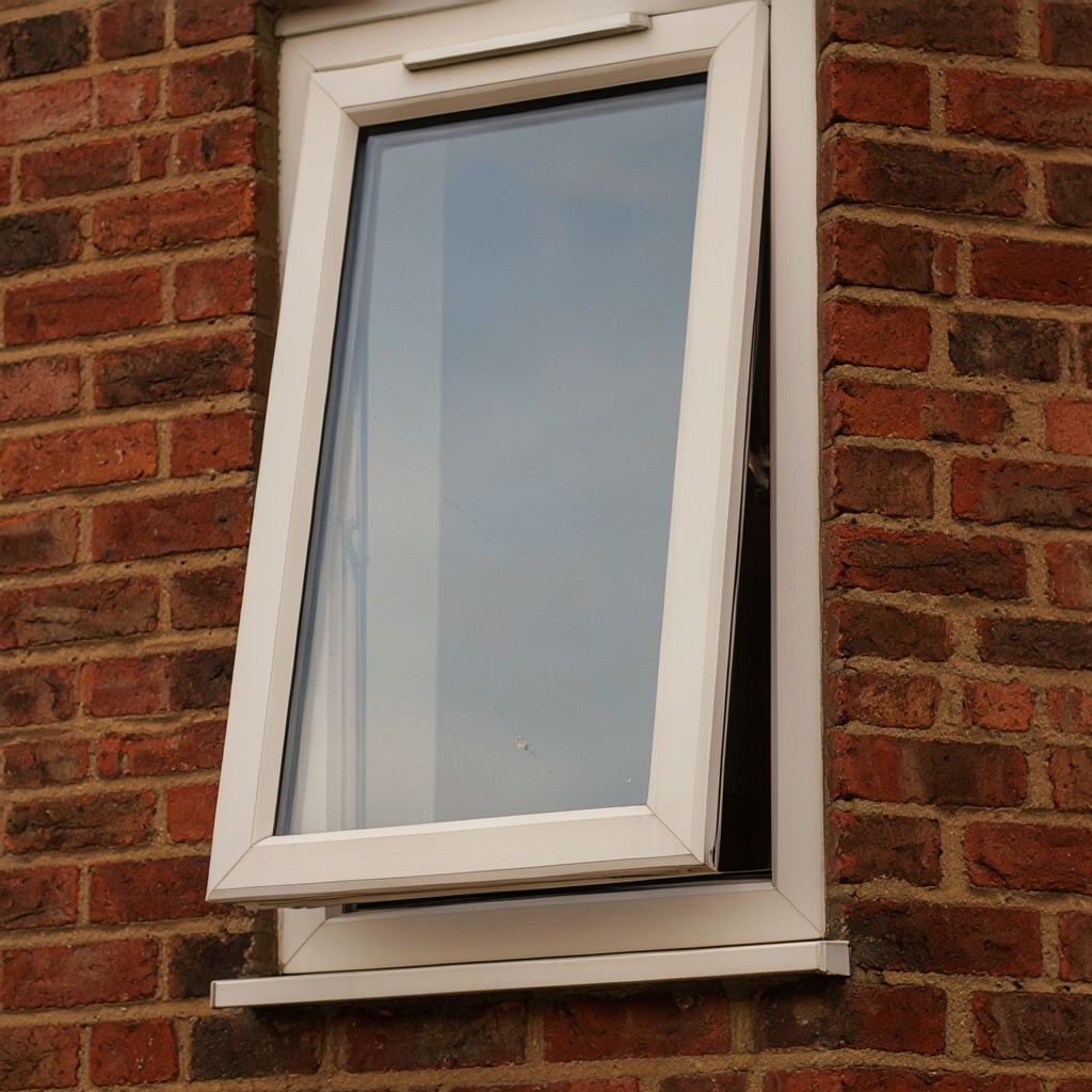 Close-up van een openstaand kunststof ventilatieraam met zichtbare rubbers